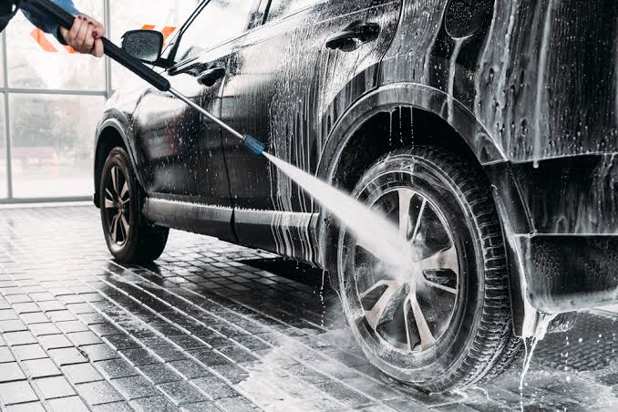 🥈 SILVER WASH — AED 70 (Sedan) / AED 80 (SUV)